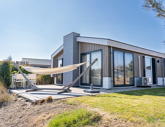 Hellevoetsluis-en-recreatiewoningen-met-Ben-Voorne-omgeving